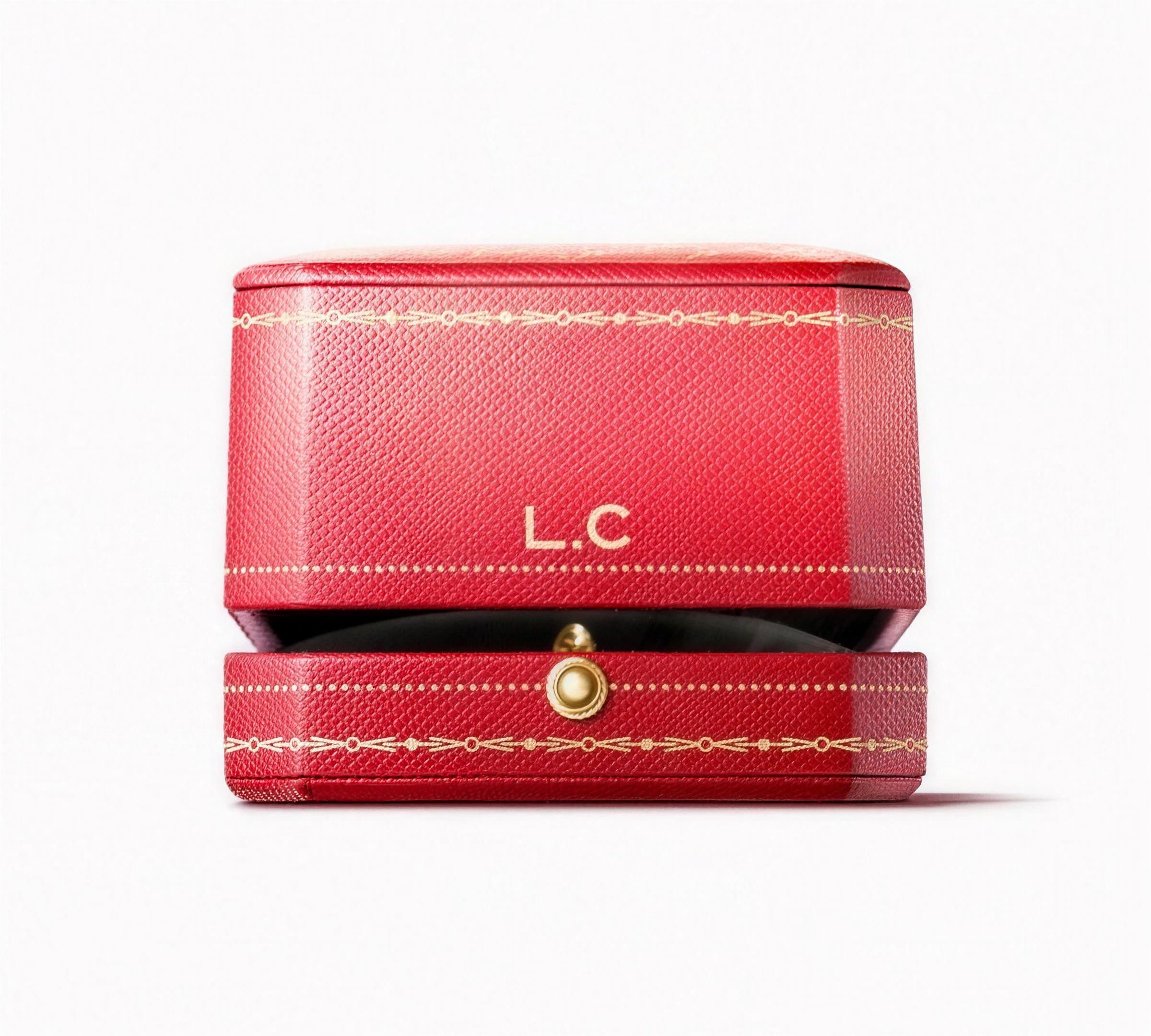 Écrin rouge Cartier avec initiales embossées